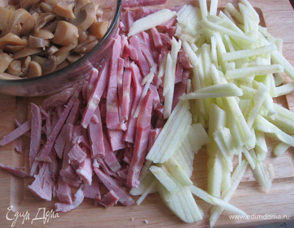 Ветчину, свеклу, яблоко, очищенное от кожицы и семян, нарезать соломкой. Грибы- пластинками, картошку – кубиками. Посолить.  Добавить майонез, перемешать.
