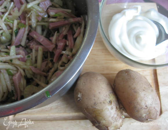 Соединить сельдерей с остальными ингредиентами, переложить в салатницу, украсить.