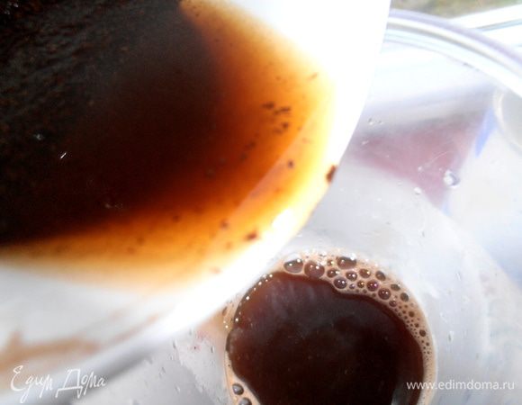 Переливаем постоявший кофе в чашу блендера или просто в бОльшую ёмкость...