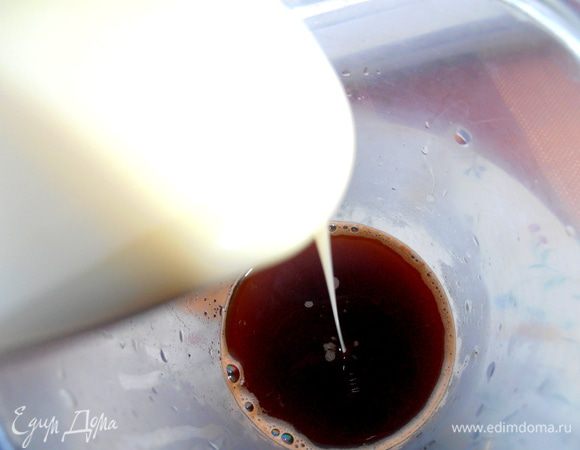 Добавляем сгущёнку (или сливки с сахаром)...