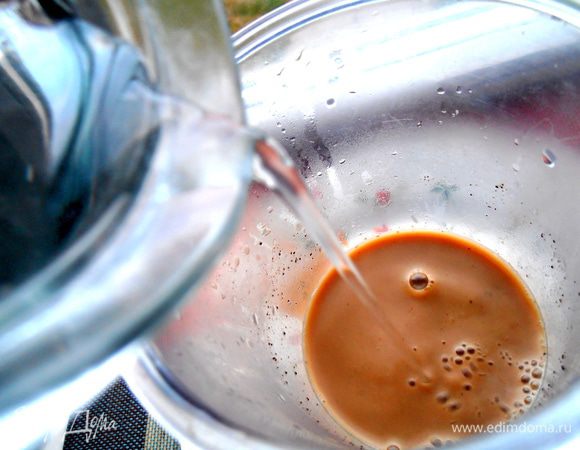 Вливаем кипячёную воду холодную...