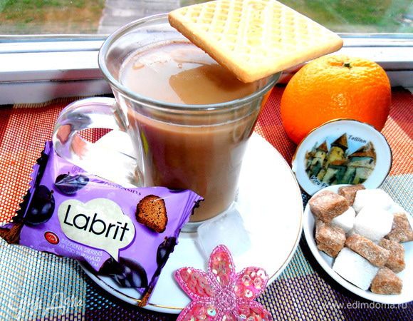 К кофе подаём любимый сырочек (у меня с черносливом и крошкой ржаного хлеба-отличная подзарядка энергией!) и печенье "Селга"-Рижская классика)))