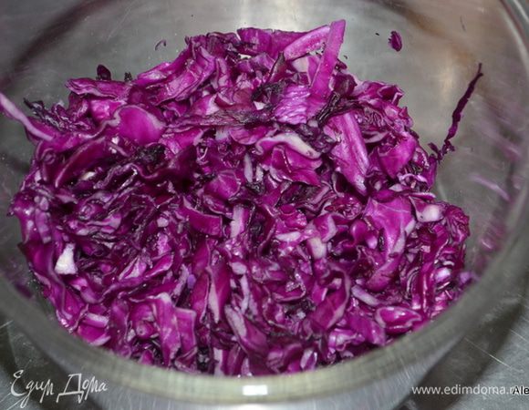 Капусту порубить и сложить в емкость. Посолить и руками пожать. Выложить в дуршлаг и дать 20 мин.постоять, для снятия капустного сока. Переложить в блюдо для салата.