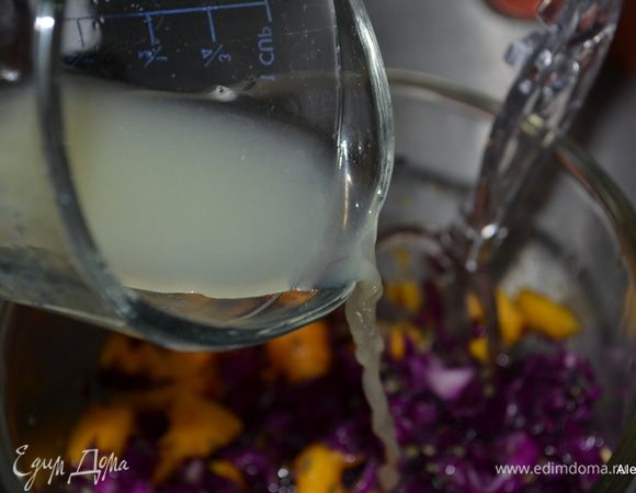 Затем добавить в это блюдо манго,кинзу, сок лайма, уксус и сахар. Перемешать.