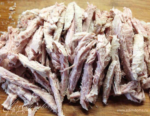 Телятину нарезать небольшими брусочками.