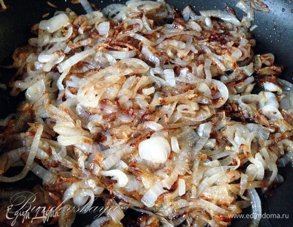 Лук помыть, почистить, нарезать полукольцами и обжарить в разогретом растительном масле до золотистого цвета.