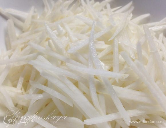 Дайкон помыть, почистить от кожицы и нарезать тоненькими брусочками или натереть на специальной терке.