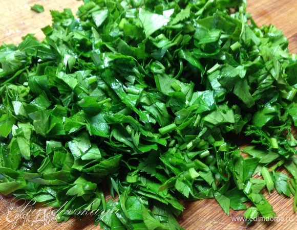 Зелень помыть, обсушить и мелко нарезать.