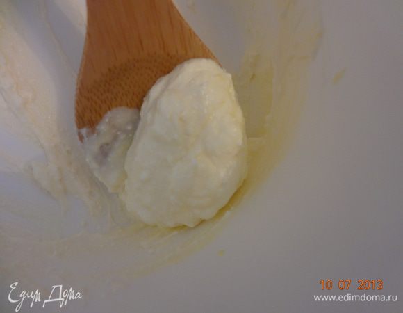 Мягкое, но не размягченное сливочное масло растереть с желтком, добавить соль, хорошо перемешать, чтобы масса стала однородной, добавить творог, вымешать и затем муку.