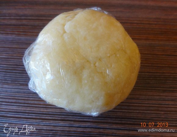 Из теста сформировать шар, завернуть в пленку и отправить в холодильник на 1-3 часа (у меня пролежало час, все отлично получилось).