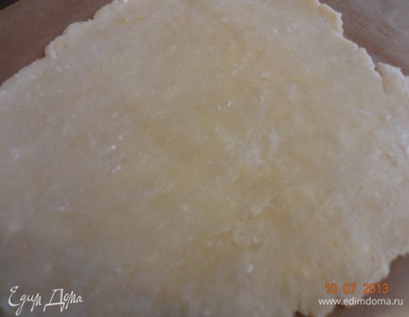 Затем тесто раскатать на присыпанной мукой поверхности в пласт толщиной 2-3 мм, толще не нужно, не пропечется.