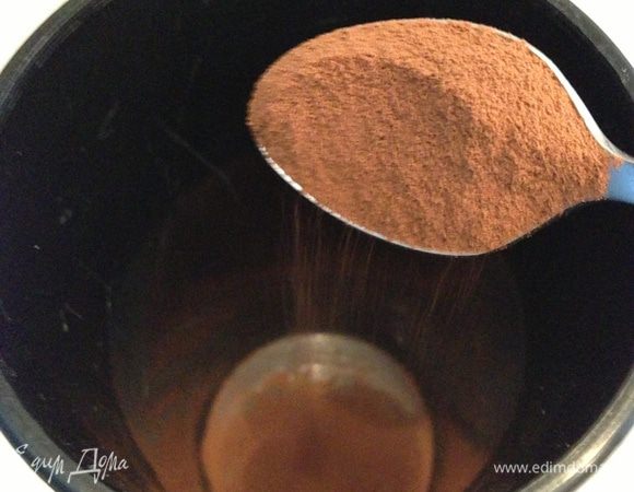 Засыпаем в емкость для взбивания ложку кофе