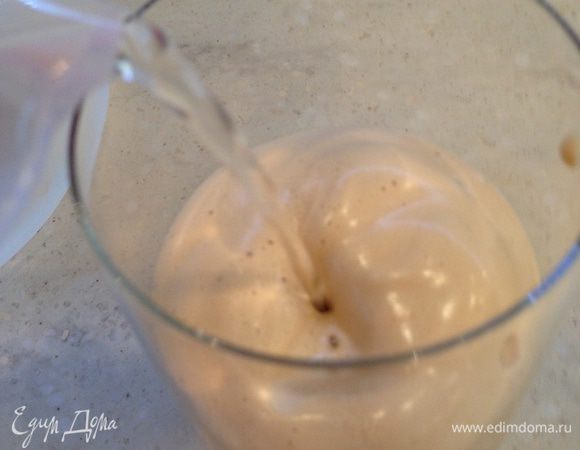 Добавляем воду , но не до самого края стакана, нужно оставить немного места для молока и льда