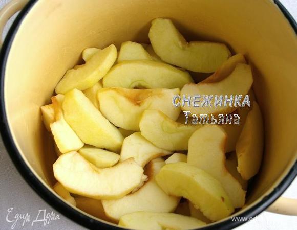 Яблоки моем, чистим от кожицы и семян. Нарезаем дольками и отправляем в кастрюлю, лучше эмалированную. Заливаем яблоки горячей водой (я предварительно закипятила воду в чайнике), доводим до кипения, варим 5 минут. Снимаем с огня и оставляем под крышкой остыть до тёплого состояния.

