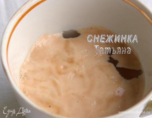 Отливаем немного тёплого яблочного отвара. Разводим в нём дрожжи, оставляем на 15 минут.