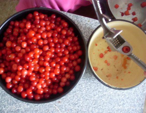 Вынуть из вишни косточки. Трудоемкий процесс, лучше брать вишню покрупнее. В данном случае мне помогала моя мама.