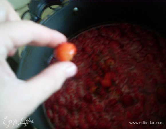 Добавить ягодки клубники.