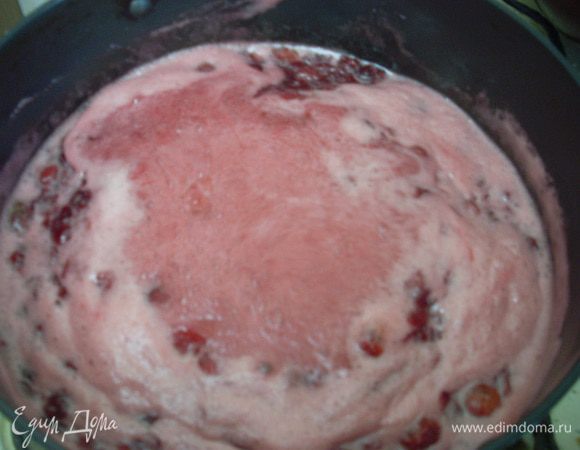 Довести до кипения, снять пену и варить 5 минут.