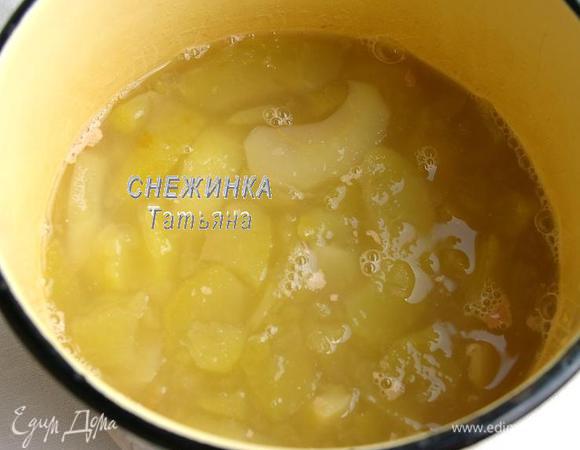 Когда дрожжи всплыли «пенкой», отправляем их в кастрюлю вместе с сахаром и лимонным соком. Перемешиваем.