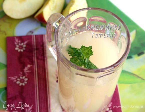 Холодный квас разливаем по бокалам и можно освежаться! 