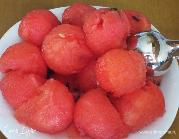 Вынуть мякоть арбуза с помощью  ложки для мороженого.