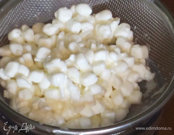 Зерновой творог откинуть на дуршлаг.
