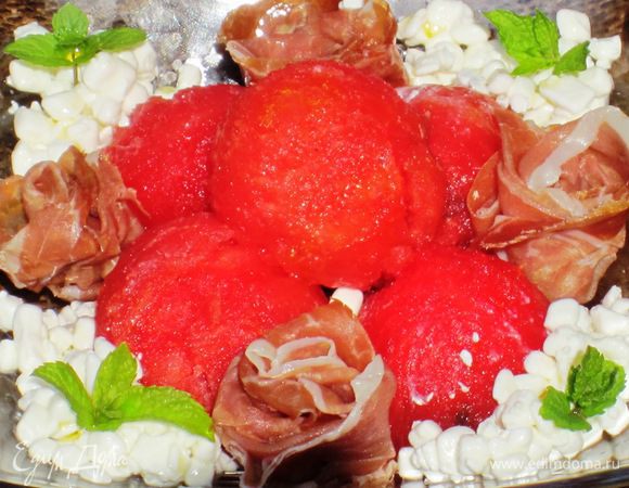 Заправка: Смешать оливковое масло, лимонный сок, соль, перец. На блюдо выложить шарики арбуза, зерновой творог, ветчину. Полить заправкой и украсить веточками мяты. Перед подачей охладить. Приятного аппетита:)