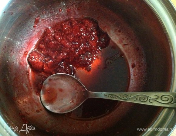 Для соуса смешать малину с сахаром и поставить на средний огонь. Довести до кипения. Снять с огня, дать остыть и протереть через сито.


