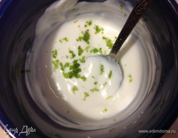 Для крема Творожный сыр смешать с сахарной пудрой и цедрой лайма.