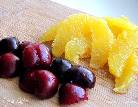 Апельсины очистите от кожуры, дольки аккуратно вырежьте из мембран при помощи острого ножа. Черешню разрежьте на две половинки, выньте косточки.