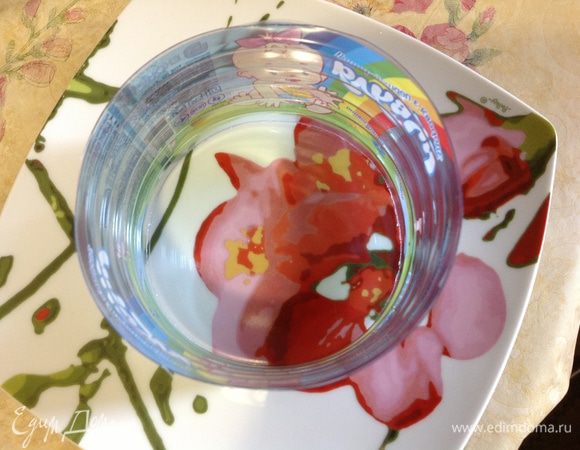 Поставить кулинарное кольцо в центр сервировочной тарелки. Кольцо я вырезала с пластмассовой бутылки )
