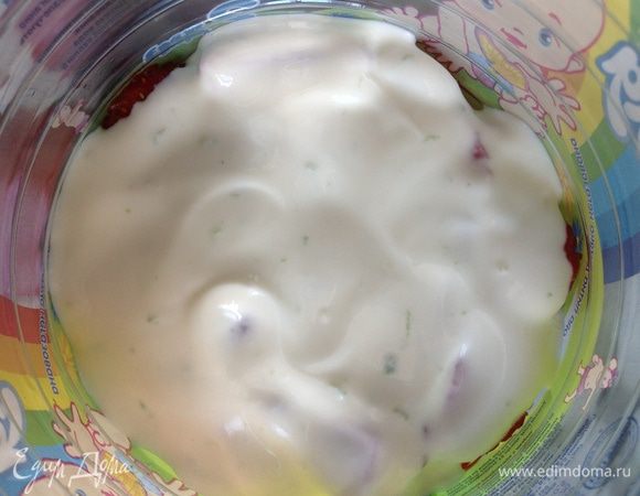 На дно выложить часть клубники, затем слой крема.

