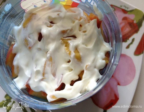 Затем банан и персик,и опять слой крема.