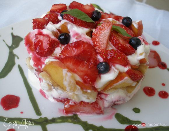 Сверху выложить клубнику, аккуратно снять кольцо и полить малиновым соусом. Украсить ягодами черники,и листочками мяты. Легкий летний салат готов!) Приятного аппетита!)


