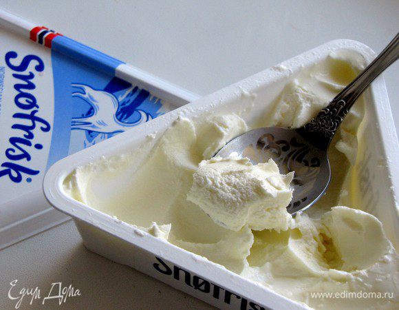 Затем при помощи чайной ложечки выложите козий сыр.