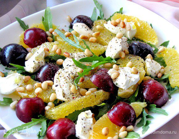 Посыпьте сверху жареными кедровыми орешками. Салат готов! Приятного аппетита!