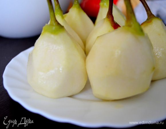 Груши помыть, почистить и срезать основание так, чтобы они ровно и устойчиво стояли. Сбрызнуть их лимонным соком чтобы они не почернели. 