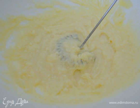 желтки растереть с сахаром и мягким сливочным маслом