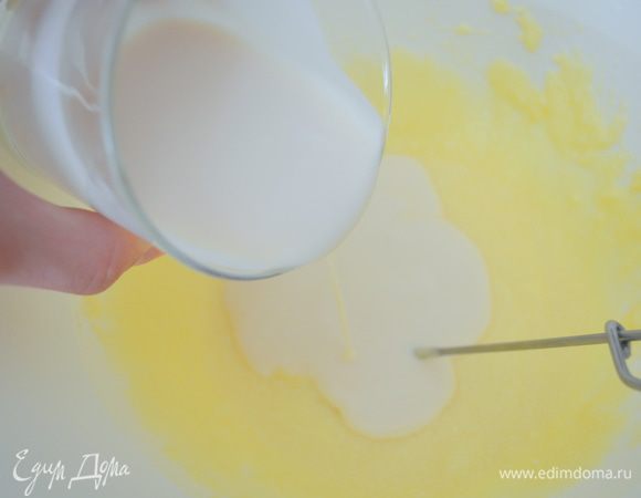 добавить йогурт, цедру лимона, ванилин (или корицу) и перемешать