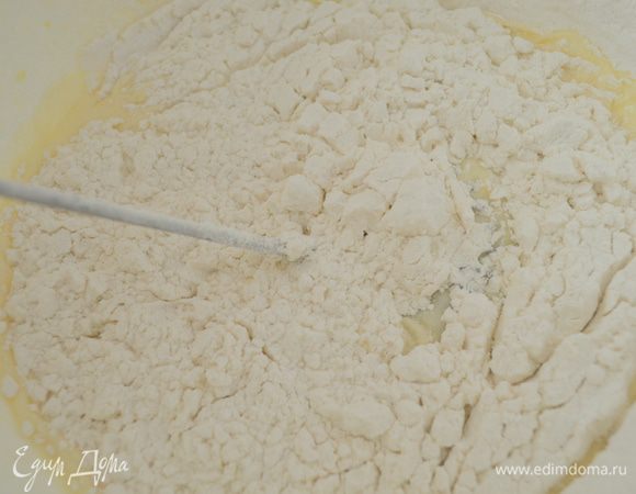 всыпать муку, разрыхлитель и соль и перемешать. получается смесь как густая сметана