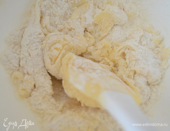 от этой жидкой массы отлить 1/3 часть и в эту отлитую треть добавляем еще муку до тех пор пока тесто не скатается в шар. Нам нужно получить обычное песочное тесто. 