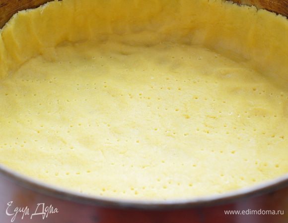 раскатываем и переносим в смазанную маслом форму, делаем бортики (форма лучше 20-22 см) наколоть вилкой 