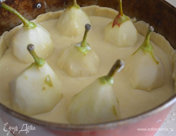 расставляем по тесту груши и аккуратно выливаем жидкое тесто. Груши будут покрыты примерно на половину 