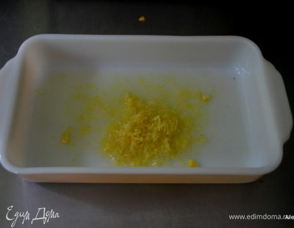 Выжать из двух лимонов сок, вылить в емкость где будет мариноваться говядина (желательно стеклянное,чтоб не было хим.реакции). Снять  с одного лимона кожуру и порезать кусочками или натереть на спец.терке.