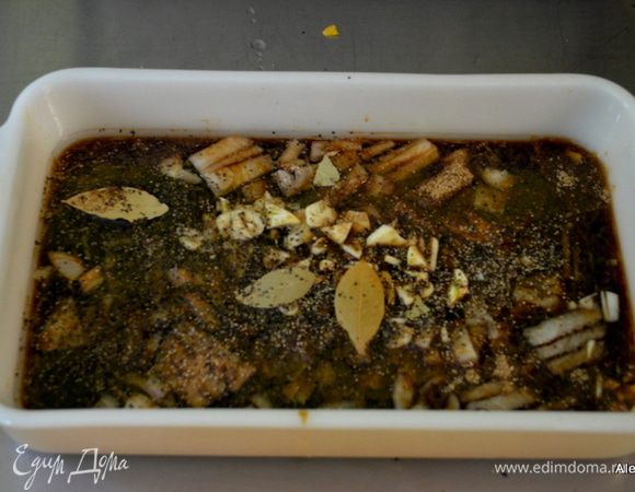 Добавим соевый соус, уксус, растительное масло,порезанный лук, мелко порезанный чеснок, лавровый лист ,кориандр, черный перец. Перемешаем. Можно отложить половину маринада как соус для подачи уже с готовым мясом.