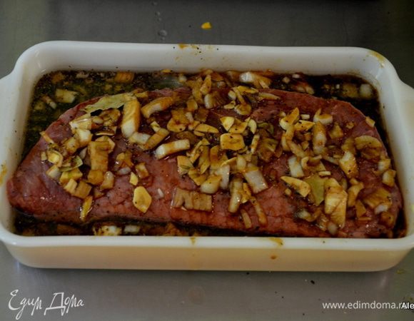 Кусок мяса можно тонким ножом прочертить линии крест накрест,для пропитки маринада с обеих сторон. Выложить в этот маринад и мариновать не менее 6 часов в холод-ке  или лучше на ночь. В течение времени переворачивать кусок мяса.