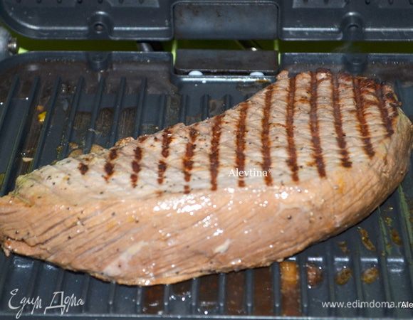 Когда время подошло для гриля,снимем все лишние с мяса ножом или лопаткой. Выложим на заранее разогретый гриль. Готовим до средней прожарки или по вашему вкусу. Кол-во времени по готовке зависит от куска из какой части взят ваш кусок. Важно помнить об этом.