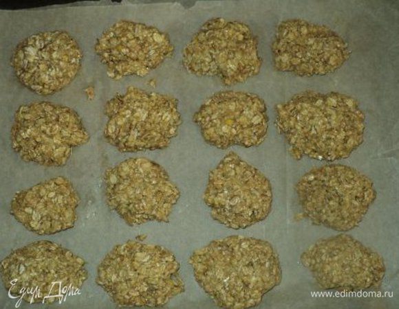 Застилаем противень бумагой для выпечки. А теперь руками, ложкой, кому чем будет удобнее, сформировать печенюхи. И уложить на противень.Это половина от полученной массы. Ставим в разогретую духовку 180 °C, минут на 5-10. Каждый сам знает свою духовку и смотрит за печенюхами. Время может отличаться.Не переживаем, что печенье такое неказистое. Мы же для себя делаем. Для себя любимых! :)