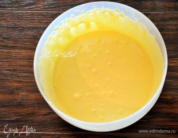 Желтки растереть с сахаром и ванильным сахаром до бела. 

