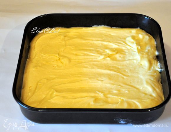 Затем добавить сметану, растопленное сливочное масло,муку, разрыхлитель. Взбить до однородности.
Затем массу выложить на противень с высокими бортиками. 